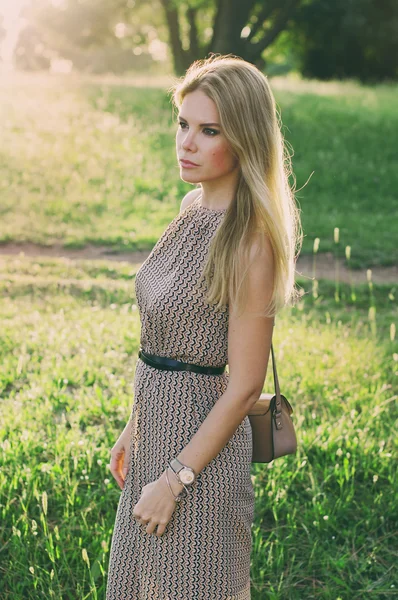 Mujer joven Bautiful en el parque del atardecer — Foto de Stock