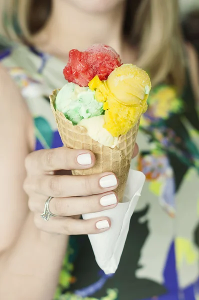 Dívku jíst zmrzlinu — Stock fotografie