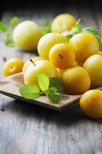 Yellow plums on cutting board — Stock Photo, Image