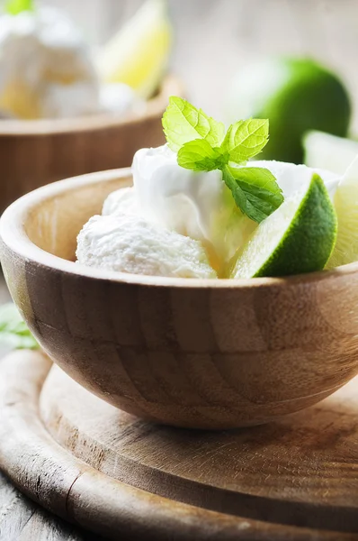 Ice cream with lime — Stock Photo, Image