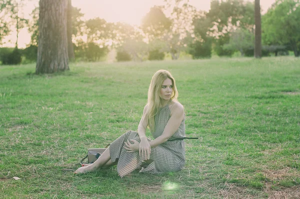 Schöne junge Frau im Sonnenuntergangspark — Stockfoto