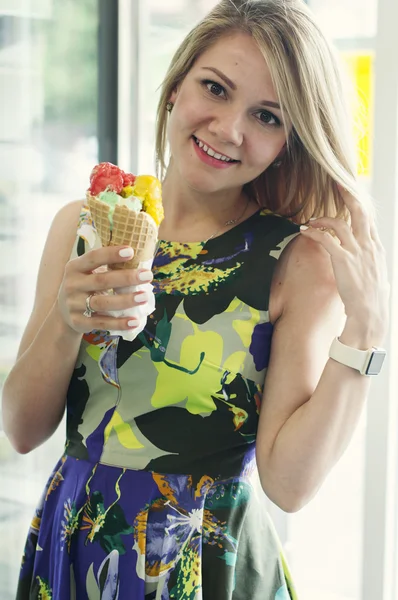 Hermosa chica comiendo un helado italiano —  Fotos de Stock