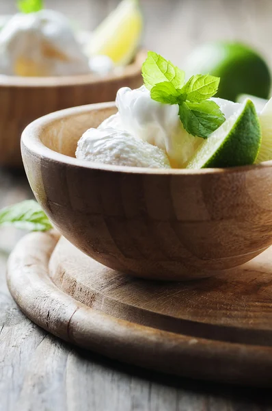 Ice cream with lime — Stock Photo, Image