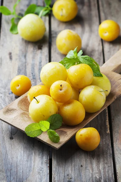 Yellow plums on cutting board — Stock Photo, Image