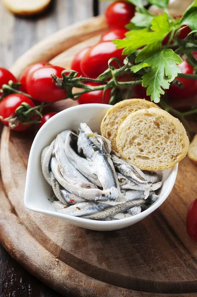 Anchoas con pan y tomates — Foto de Stock