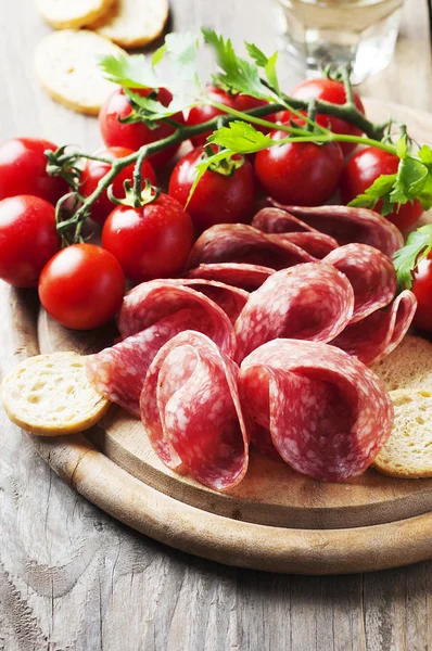 Salami aux tomates et pain — Photo