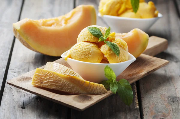 Helado con melón fresco —  Fotos de Stock