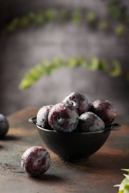 Siyah arkaplanda kırmızı tatlı erikler, seçici odak resmi