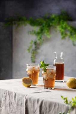 Limonlu ve naneli soğuk yaz çayı, seçici odak görüntüsü