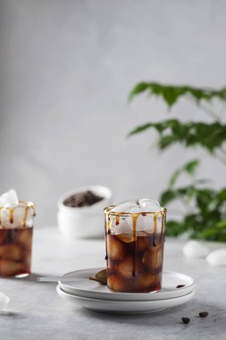 Dondurma ve kremalı soğuk kahve, seçici odak görüntüsü