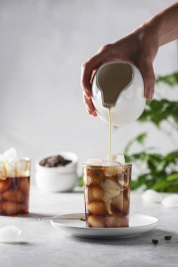 Dondurma ve kremalı soğuk kahve, seçici odak görüntüsü