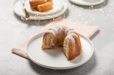 Pudra şekerli ev yapımı tatlı kek, seçici odak resmi