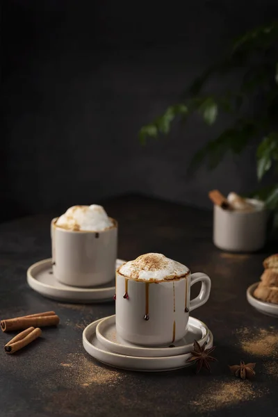 Warme Wintercappuccino Met Kaneel Karamel Donkere Achtergrond Selectief Focusbeeld — Stockfoto