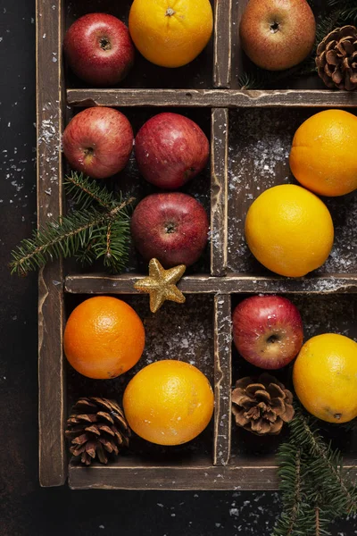 Weihnachtskonzept Holzschachtel Mit Orangen Apfel Und Tannenzapfen Mit Weihnachtsdekoration Blick — Stockfoto