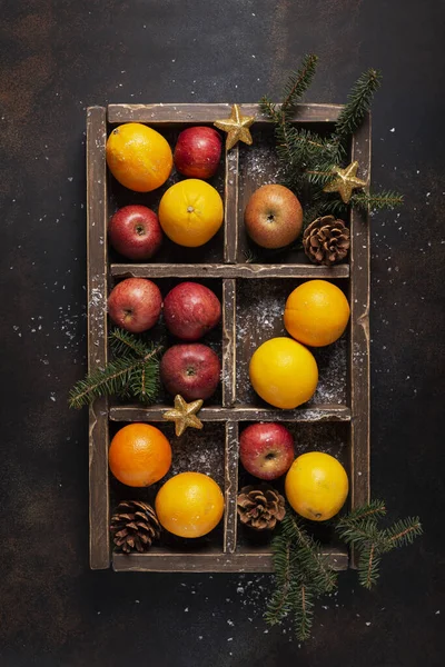 Weihnachtskonzept Holzschachtel Mit Orangen Apfel Und Tannenzapfen Mit Weihnachtsdekoration Blick — Stockfoto