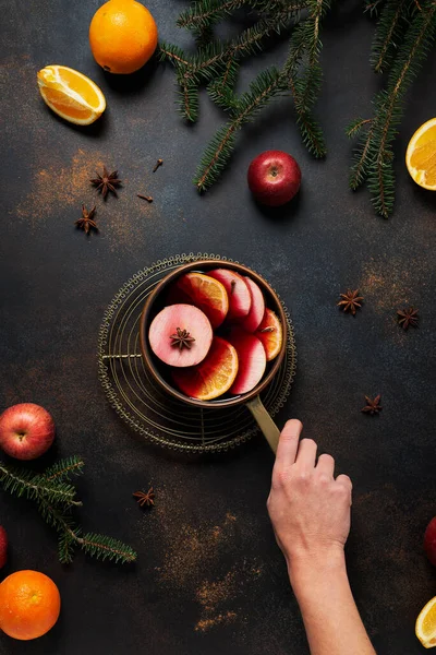 Inverno Mulled Vinho Com Laranja Maçã Canela Anis Estrela Conceito — Fotografia de Stock