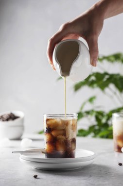 Dondurma ve kremalı soğuk kahve, seçici odak görüntüsü