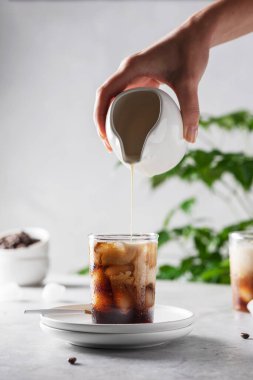 Dondurma ve kremalı soğuk kahve, seçici odak görüntüsü