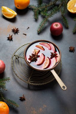 Portakal, elma, tarçın ve anason yıldızlı kış şarabı, kış konsepti.