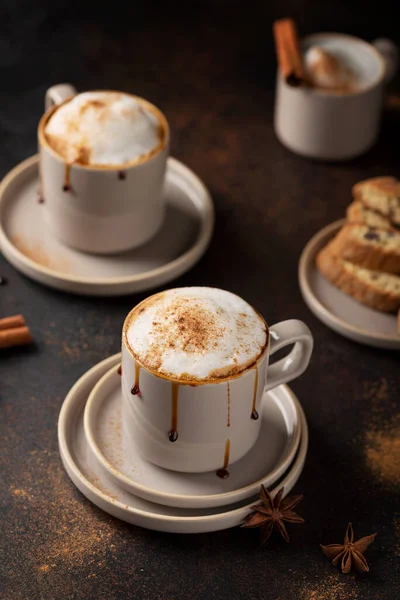 Warme Wintercappuccino Met Kaneel Karamel Donkere Achtergrond Selectief Focusbeeld — Stockfoto