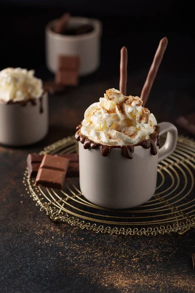 Een Cap Warme Chocolademelk Met Slagroom Kaneel Selectief Focusbeeld — Stockfoto