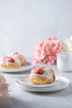 Krem şantili ve çilekli küçük kekler, seçici odaklı resim