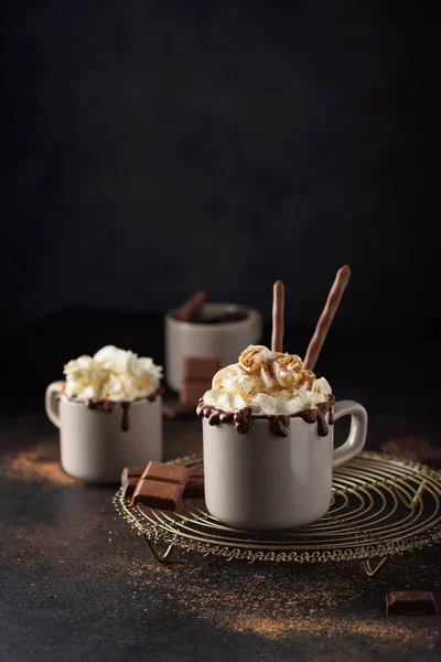 Een Cap Warme Chocolademelk Met Slagroom Kaneel Selectief Focusbeeld — Stockfoto