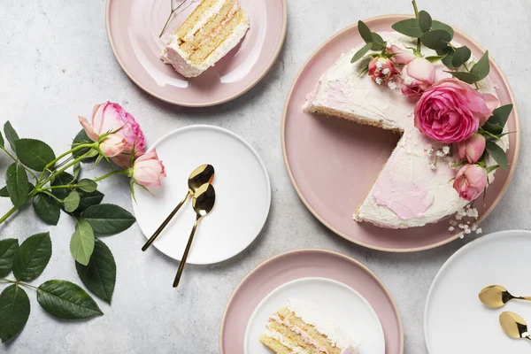 Concepto Fiesta Cumpleaños Con Pastel Blanco Rosado Decorado Con Rosas — Foto de Stock