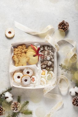 El yapımı kurabiyeler ve hediye kutusu olan Noel konsepti, seçici odak resmi ve yukarıdan aşağıya görünüm