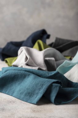 Açık arkaplanda doğal keten peçeteler, tekstil konsepti.