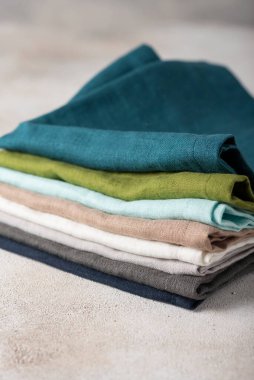 Açık arkaplanda doğal keten peçeteler, tekstil konsepti.