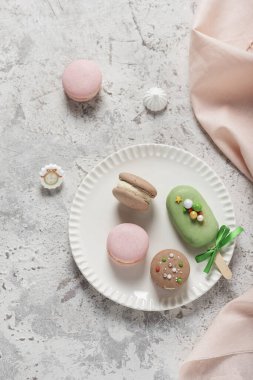 Aydınlık masada Fransız kurabiyeleri, yukarıdan görünüm ve metin için boşluk kopyala