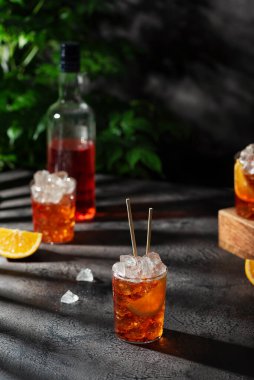 Bar mahremiyeti. Yaz İtalyan kokteyli aperolü buz ve turuncu, seçici odaklı resim