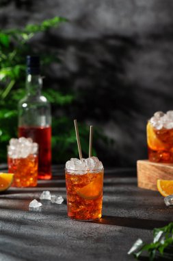 Bar mahremiyeti. Yaz İtalyan kokteyli aperolü buz ve turuncu, seçici odaklı resim