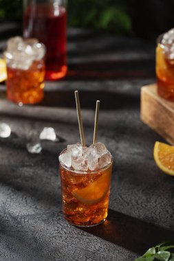 Bar mahremiyeti. Yaz İtalyan kokteyli aperolü buz ve turuncu, seçici odaklı resim