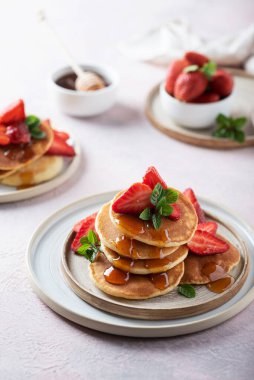 Pankek, bal, çilek ve naneli kahvaltı konsepti, seçici odaklı resim