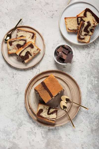 Süße Marmorkuchen Mit Schokolade Auf Dem Hellen Hintergrund Von Oben — Stockfoto