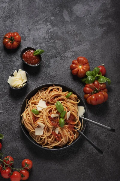 Pastas Italianas Tradicionales Con Salsa Tomate Albahaca Queso Fondo Negro — Foto de Stock