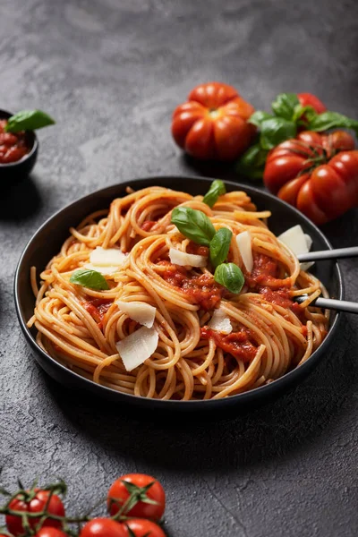 Pastas Italianas Tradicionales Con Salsa Tomate Albahaca Queso Fondo Negro — Foto de Stock