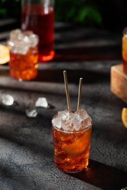 Bar mahremiyeti. Yaz İtalyan kokteyli aperolü buz ve turuncu, seçici odaklı resim