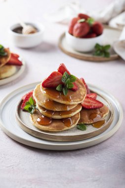 Pankek, bal, çilek ve naneli kahvaltı konsepti, seçici odaklı resim