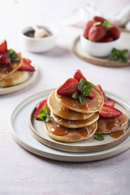 Pankek, bal, çilek ve naneli kahvaltı konsepti, seçici odaklı resim
