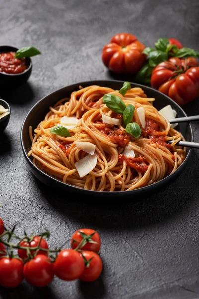 Pastas Italianas Tradicionales Con Salsa Tomate Albahaca Queso Fondo Negro — Foto de Stock