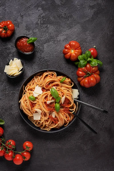 Pastas Italianas Tradicionales Con Salsa Tomate Albahaca Queso Fondo Negro — Foto de Stock