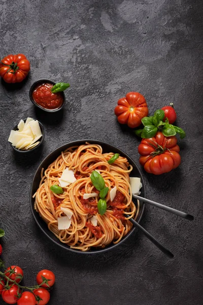 黒を基調としたトマトソース バジル チーズの伝統的なイタリアのパスタ コピースペース付きのトップダウンビュー — ストック写真