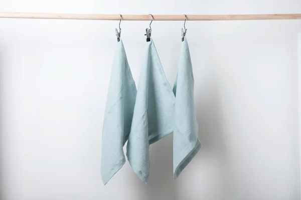 浅蓝色亚麻布餐巾的桌上装饰 选择性聚焦图像 — 图库照片