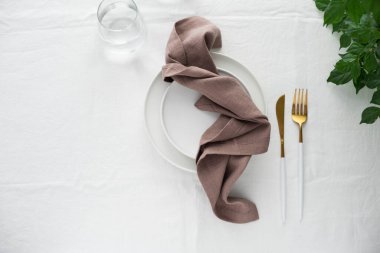 Masa dekoru beyaz keten masa örtüsü ve kahverengi peçeteler, seçici odak resmi