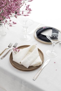 Keten peçeteli düğün dekorasyonu kavramı, seçici odak resmi