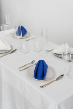 Keten peçeteli düğün dekorasyonu kavramı, seçici odak resmi