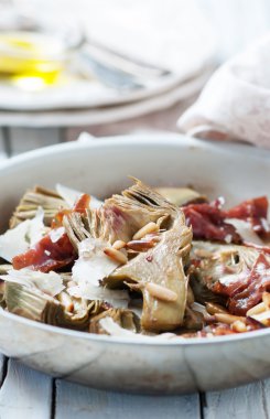 Jambon, peynir ve çam fıstığı ile pişmiş enginar